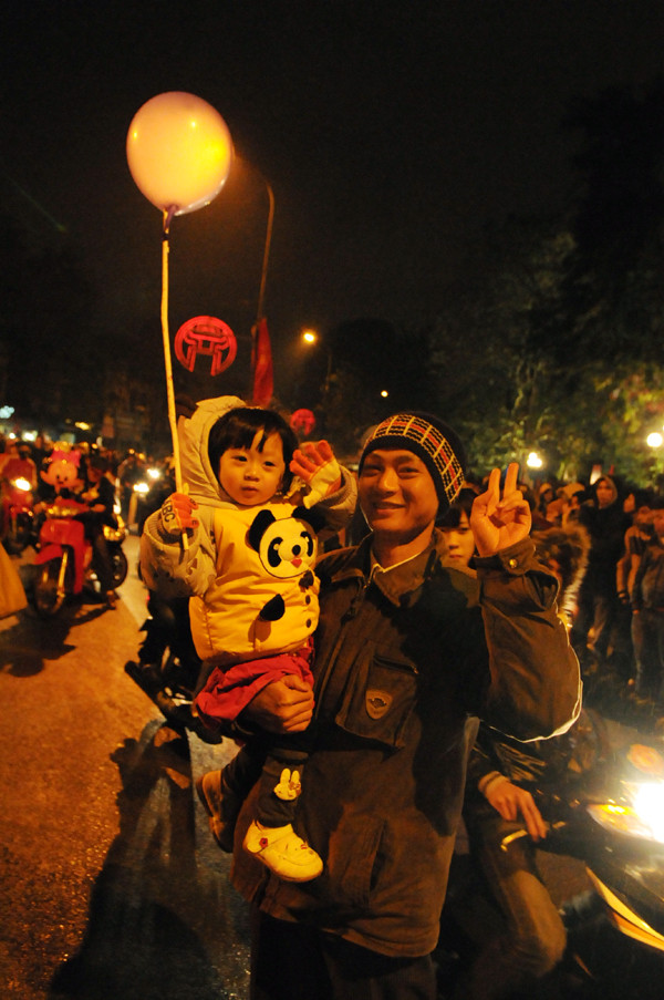 Các em bé ấm áp trong vòng tay bố mẹ