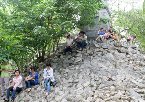 Vẫn nhiều người trèo lên tận tháp Bút để ngồi, nô đùa