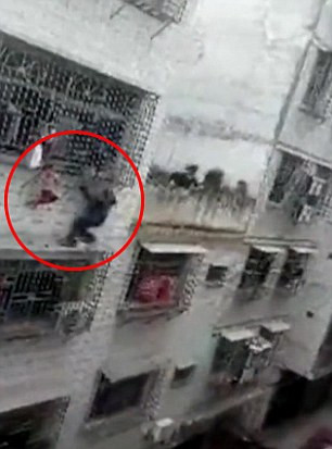 Giải cứu bé gái kẹt đầu ở ‘chuồng cọp’, lơ lửng giữa tầng 4 ảnh 2