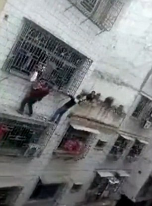 Giải cứu bé gái kẹt đầu ở ‘chuồng cọp’, lơ lửng giữa tầng 4 ảnh 3