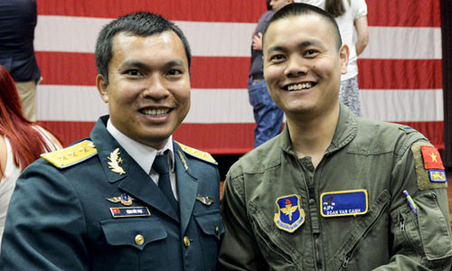Thượng úy phi công Việt Nam đầu tiên tốt nghiệp khóa huấn luyện ở Mỹ ảnh 1