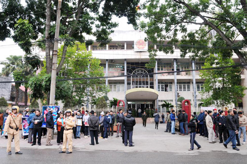 Gần 6h, công tác chuẩn bị cho phiên tòa được triển khai. Con đường dẫn đến tòa án được giăng dây thép gai và đặt biểm cấm. Nhiều người dân tỉnh Bắc Giang đến tòa án từ rất sớm Người nhà chủ tiệm vàng bên di ảnh của ba nạn nhân. Lê Văn Luyện được áp giải tới phiên tòa. Luyện bước xuống xe, được bảo vệ nghiêm ngặt. Bị cáo Luyện nhoài người ra sau tìm người thân. Các bị cáo tại phiên tòa (mặc áo xanh). Bố Luyện (bên trái) quay mặt sang nhìn con trai... Hàng trăm người dân tụ tập ngoài tòa án để theo dõi diễn biến phiên tòa.