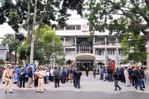 Gần 6h, công tác chuẩn bị cho phiên tòa được triển khai. Con đường dẫn đến tòa án được giăng dây thép gai và đặt biểm cấm. Nhiều người dân tỉnh Bắc Giang đến tòa án từ rất sớm Người nhà chủ tiệm vàng bên di ảnh của ba nạn nhân. Lê Văn Luyện được áp giải tới phiên tòa. Luyện bước xuống xe, được bảo vệ nghiêm ngặt. Bị cáo Luyện nhoài người ra sau tìm người thân. Các bị cáo tại phiên tòa (mặc áo xanh). Bố Luyện (bên trái) quay mặt sang nhìn con trai... Hàng trăm người dân tụ tập ngoài tòa án để theo dõi diễn biến phiên tòa.