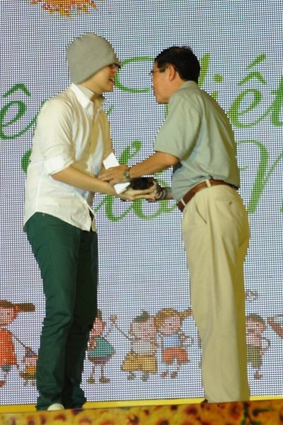  Tháng 11/2012 anh vẫn nở nụ cười quen thuộc tại chương trình hát từ thiện vì bệnh nhi ung thư nghèo. Ngày 21/7/2013, Tuấn Anh khép cuộc đời ngắn ngủi nhưng trọn vẹn của anh trong vòng tay yêu thương của gia đình, bạn bè. Anh vẫn luôn để lại trong lòng người hâm mộ hình ảnh của chàng ca sĩ dễ thương, yêu nghề và kiên cường với bệnh tật cho đến phút cuối của cuộc đời