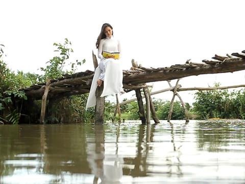 Hình ảnh của Hoàng My trong clip Hoa hậu nhân ái. Hình ảnh của Hoàng My trong clip Hoa hậu nhân ái