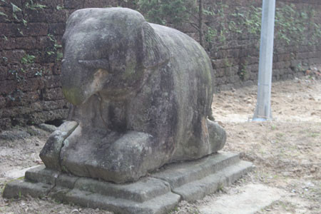 Trên khu đất trước phần mộ là hai con voi phục