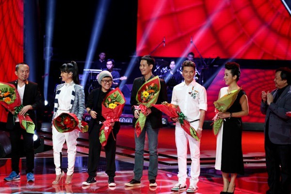 Các HLV và ekip thực hiện chương trình trên sân khấu vòng bán kết tối 8/12/2013. Các HLV và ekip thực hiện chương trình trên sân khấu vòng bán kết tối 8/12/2013