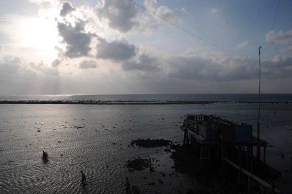 Thủy triều rút, bãi san hô quanh đảo chìm hiện lên giữa biển khơi