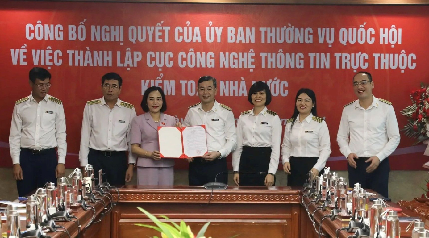 Phó Chủ tịch Quốc hội Nguyễn Thị Thanh trao Nghị quyết thành lập Cục Công nghệ thông tin trực thuộc KTNN. Ảnh: PV