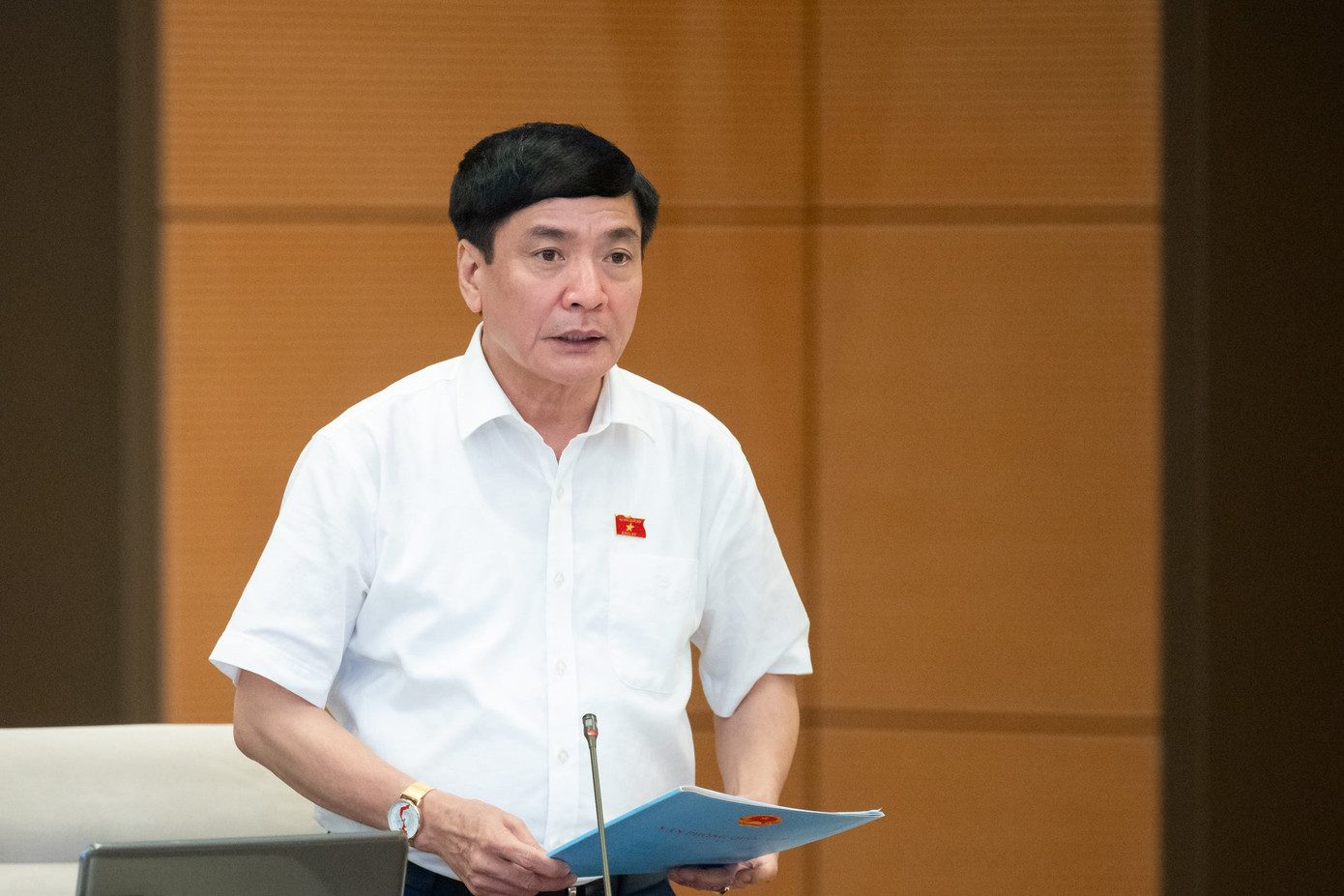 Tổng Thư ký Quốc hội Bùi Văn Cường báo cáo tại phiên họp