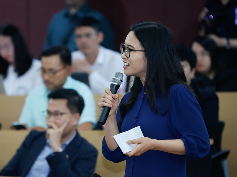 Thủ tướng phát biểu và trực tiếp trả lời câu hỏi của các đại biểu. Ảnh Nhật Bắc