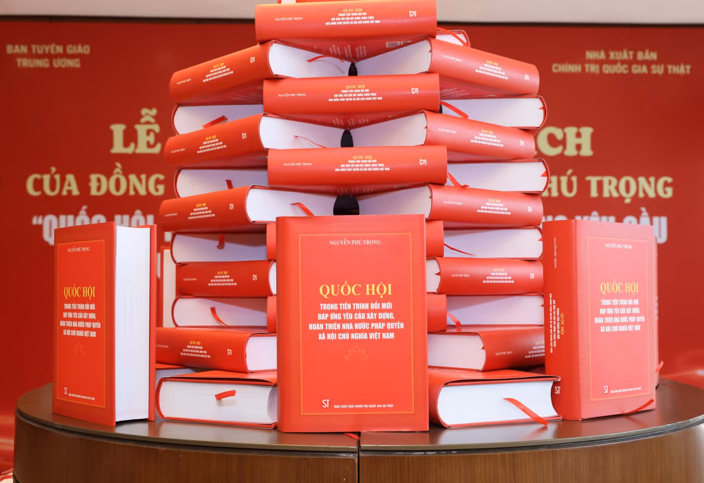 Tổng Bí thư Nguyễn Phú Trọng tại Quốc hội và cuốn sách "Quốc hội trong tiến trình đổi mới đáp ứng yêu cầu xây dựng, hoàn thiện Nhà nước pháp quyền xã hội chủ nghĩa Việt Nam" của Tổng Bí thư Nguyễn Phú Trọng, ra mắt ngày 16/7. (Ảnh: Như Ý) Tổng Bí thư Nguyễn Phú Trọng tại Quốc hội và cuốn sách "Quốc hội trong tiến trình đổi mới đáp ứng yêu cầu xây dựng, hoàn thiện Nhà nước pháp quyền xã hội chủ nghĩa Việt Nam" của Tổng Bí thư Nguyễn Phú Trọng, ra mắt ngày 16/7. (Ảnh: Như Ý)