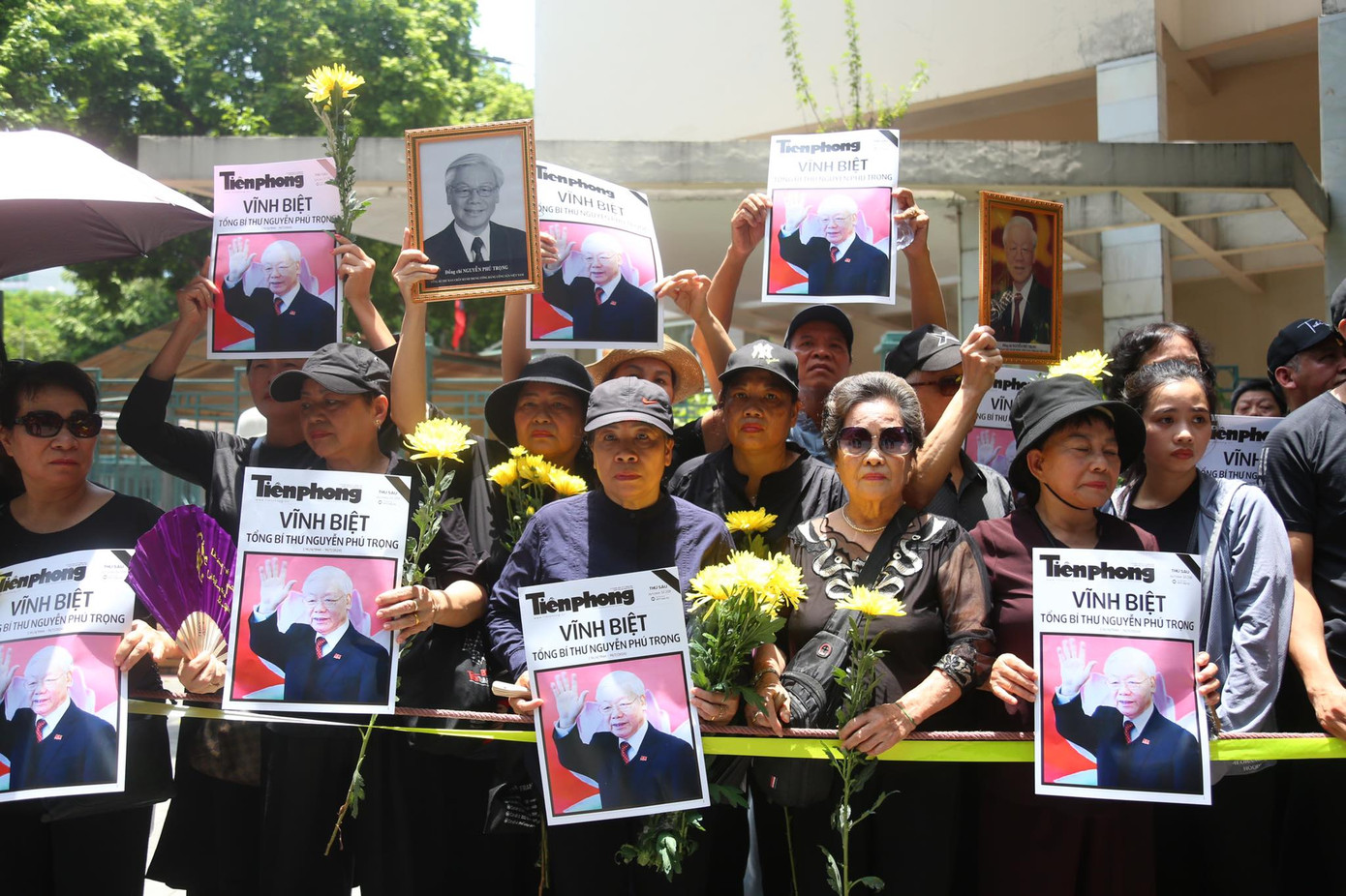 Người dân đến tiễn đưa Tổng Bí thư Nguyễn Phú Trọng về nơi an nghỉ cuối cùng, ngày 26/7