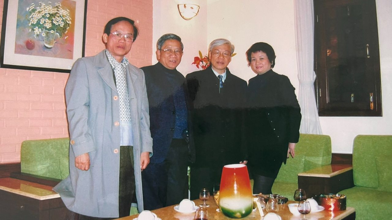 Tổng Bí thư Nguyễn Phú Trọng khi làm Chủ tịch Quốc hội đến thăm gia đình GS. Nguyễn Minh Thuyết nhân dịp Tết Nguyên đán năm 2008. (Ảnh: GS. Nguyễn Minh Thuyết cung cấp) Tổng Bí thư Nguyễn Phú Trọng khi làm Chủ tịch Quốc hội đến thăm gia đình GS. Nguyễn Minh Thuyết nhân dịp Tết Nguyên đán năm 2008. (Ảnh: GS. Nguyễn Minh Thuyết cung cấp)