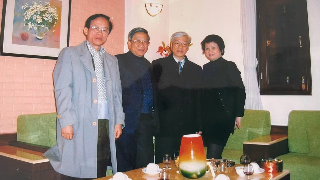 Tổng Bí thư Nguyễn Phú Trọng khi làm Chủ tịch Quốc hội đến thăm gia đình GS. Nguyễn Minh Thuyết nhân dịp Tết Nguyên đán năm 2008. (Ảnh: GS. Nguyễn Minh Thuyết cung cấp) Tổng Bí thư Nguyễn Phú Trọng khi làm Chủ tịch Quốc hội đến thăm gia đình GS. Nguyễn Minh Thuyết nhân dịp Tết Nguyên đán năm 2008. (Ảnh: GS. Nguyễn Minh Thuyết cung cấp)