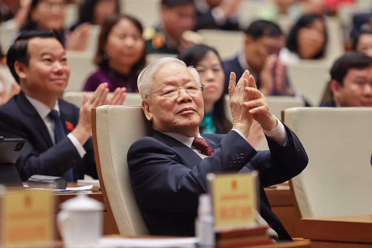 Tổng Bí thư Nguyễn Phú Trọng tại Quốc hội và cuốn sách "Quốc hội trong tiến trình đổi mới đáp ứng yêu cầu xây dựng, hoàn thiện Nhà nước pháp quyền xã hội chủ nghĩa Việt Nam" của Tổng Bí thư Nguyễn Phú Trọng, ra mắt ngày 16/7. (Ảnh: Như Ý) Tổng Bí thư Nguyễn Phú Trọng tại Quốc hội và cuốn sách "Quốc hội trong tiến trình đổi mới đáp ứng yêu cầu xây dựng, hoàn thiện Nhà nước pháp quyền xã hội chủ nghĩa Việt Nam" của Tổng Bí thư Nguyễn Phú Trọng, ra mắt ngày 16/7. (Ảnh: Như Ý)