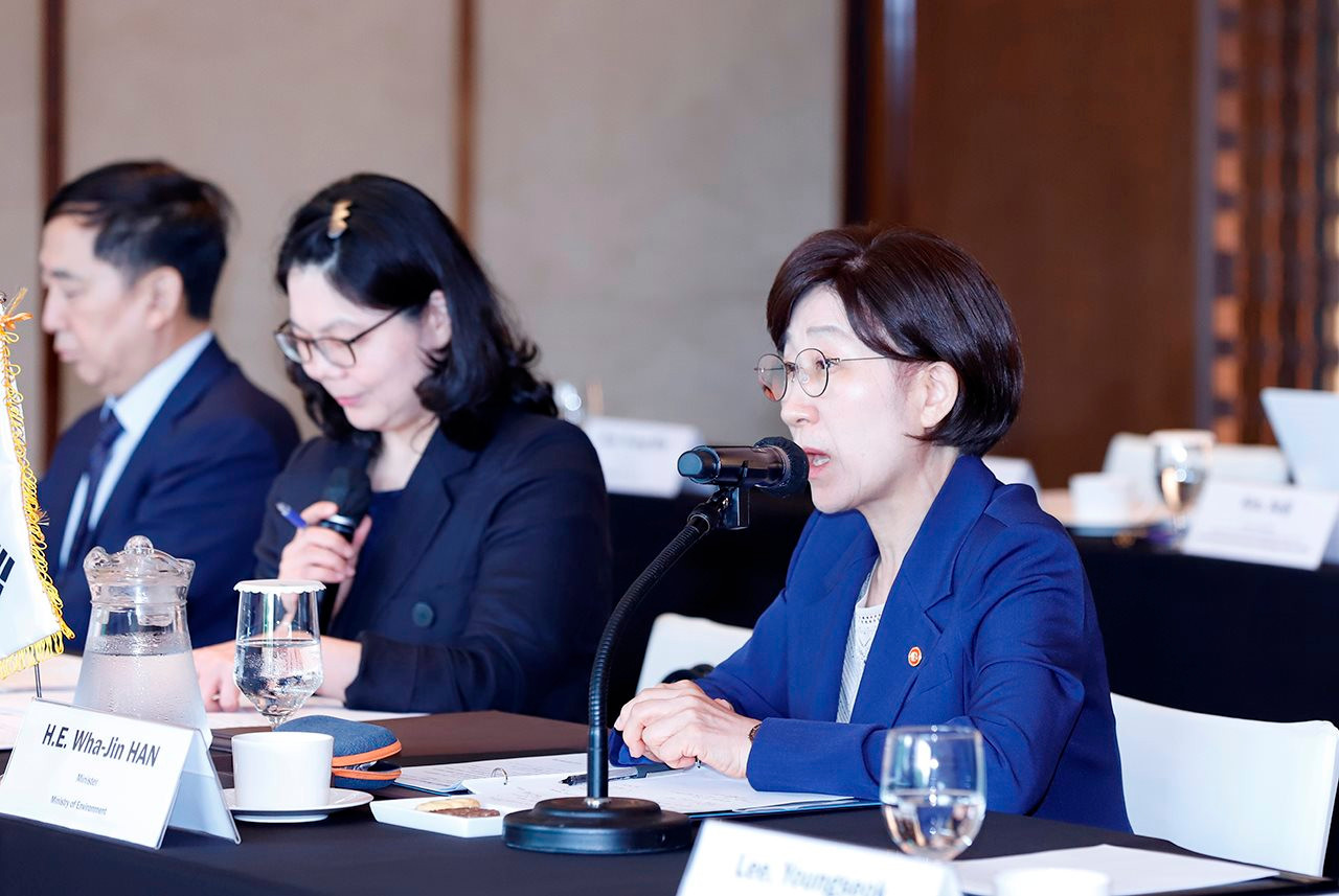 Bộ trưởng Han Wha-jin phát biểu tại hội đàm.