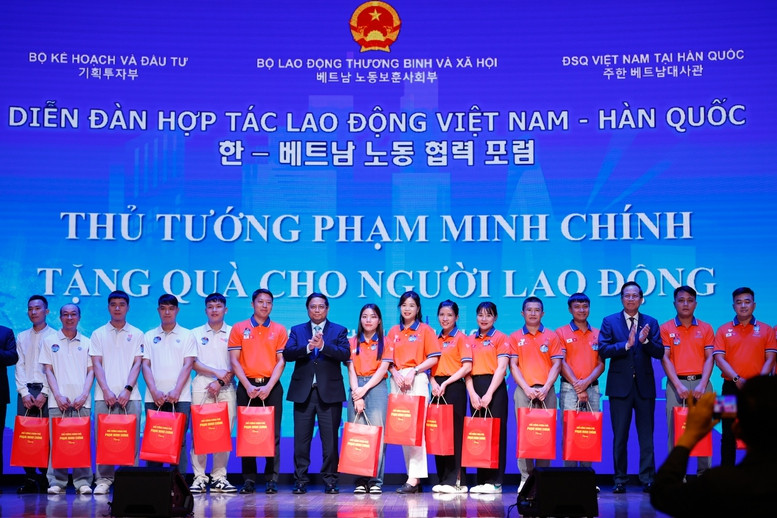 Thủ tướng Phạm Minh Chính tặng quà người lao động Việt Nam tại Hàn Quốc. Ảnh: Nhật Bắc.