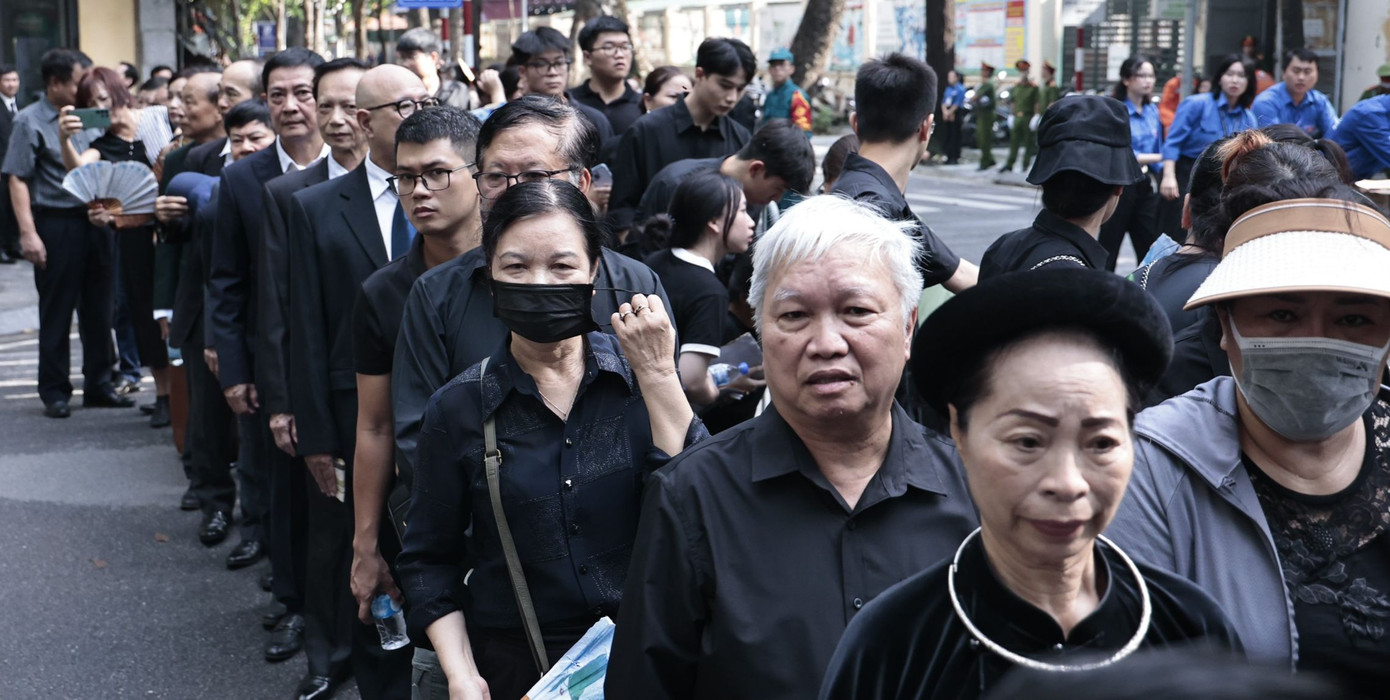 Từ 7h đến 13h hôm nay, Lễ viếng Tổng Bí thư Nguyễn Phú Trọng tiếp tục được tổ chức tại Nhà tang lễ Quốc gia, số 5 Trần Thánh Tông, thành phố Hà Nội. Trong ảnh: Sáng 26/7, người dân tiếp tục xếp hàng vào viếng Tổng Bí thư Nguyễn Phú Trọng