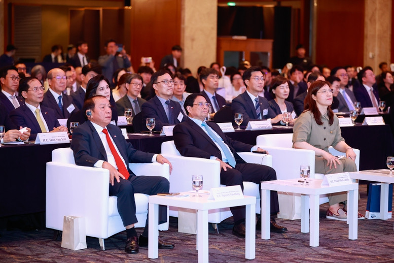 Thủ tướng Phạm Minh Chính và lãnh đạo Bộ Văn hóa, Thể thao và Du lịch hai nước tại Diễn đàn. Ảnh: Nhật Bắc. Thủ tướng Phạm Minh Chính và lãnh đạo Bộ Văn hóa, Thể thao và Du lịch hai nước tại Diễn đàn. Ảnh: Nhật Bắc.