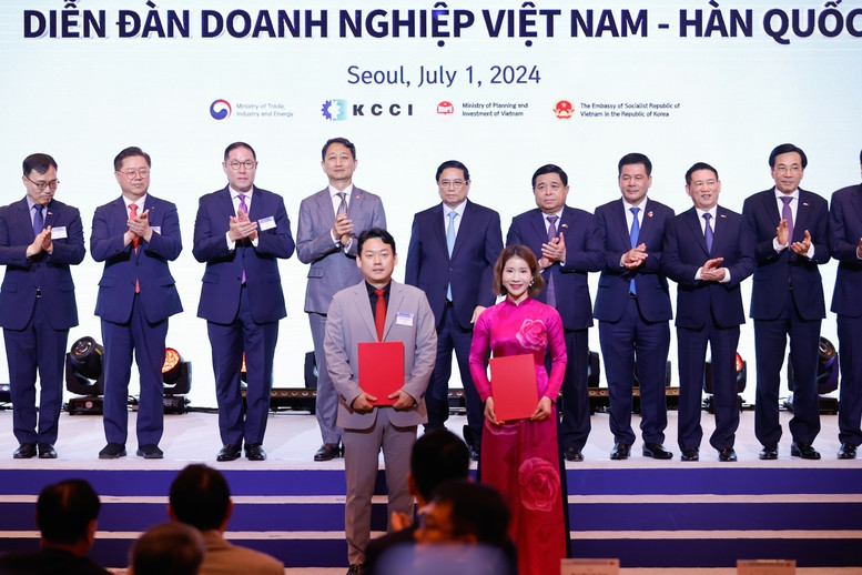 Thủ tướng Phạm Minh Chính và các đại biểu đã chứng kiến các đối tác của hai nước trao đổi các thỏa thuận hợp tác. Ảnh: Nhật Bắc. Thủ tướng Phạm Minh Chính và các đại biểu đã chứng kiến các đối tác của hai nước trao đổi các thỏa thuận hợp tác. Ảnh: Nhật Bắc.