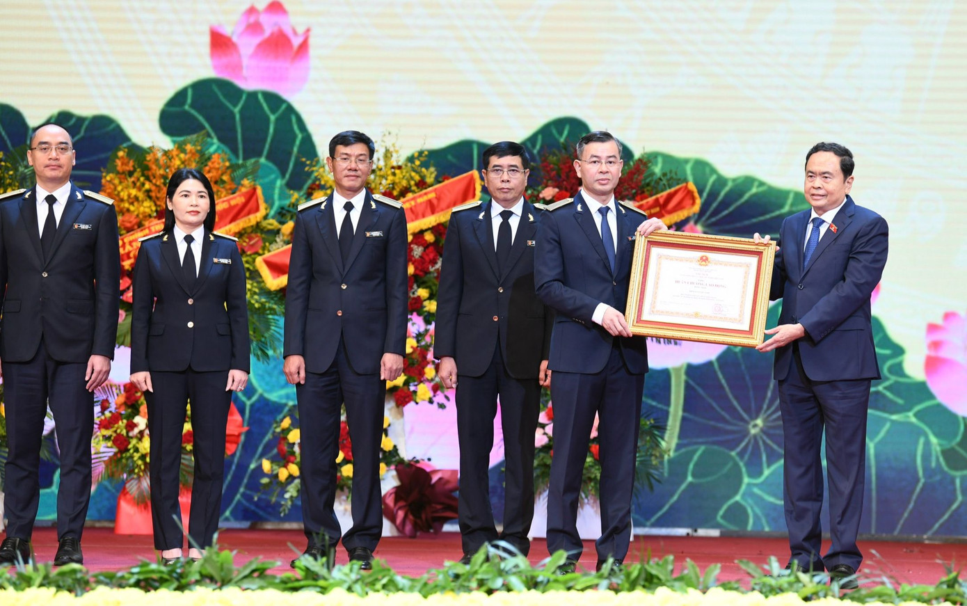 Chủ tịch Quốc hội Trần Thanh Mẫn trao Huân chương Lao động hạng Nhất của Chủ tịch nước tặng Kiểm toán Nhà nước. (Ảnh: Như Ý)