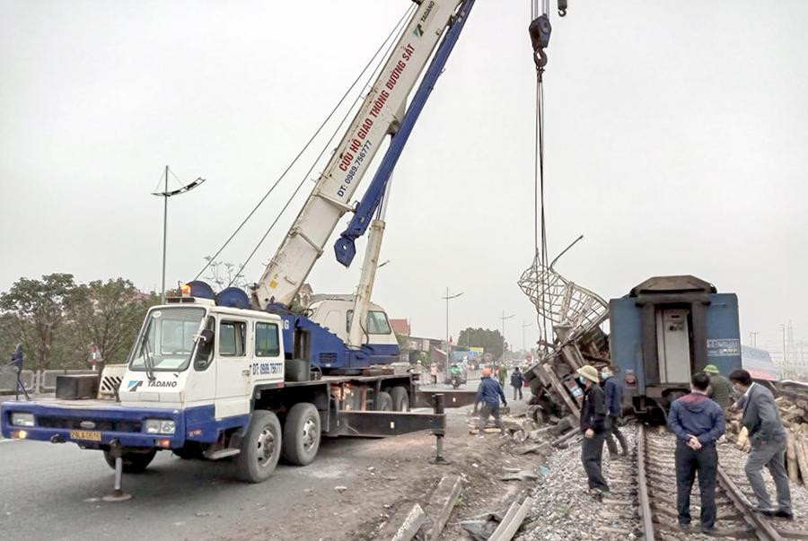 Sự cố đã làm ảnh hưởng tới hoạt động của một số đoàn tàu khác. Ảnh: Đức Thắng.