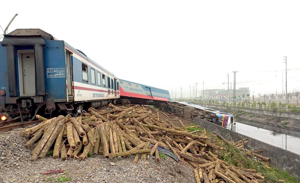 Hiện trường vụ tai nạn, với 3 toa đầu đoàn tàu trật khỏi đường ray. Ảnh: Đức Thắng.