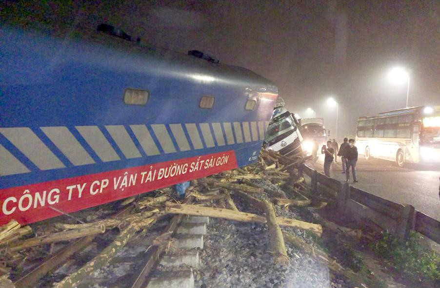 Chiếc ô tô tải đỗ sai bên đường sắt bị kéo 1 đoạn dài. Ảnh: Đức Thắng.