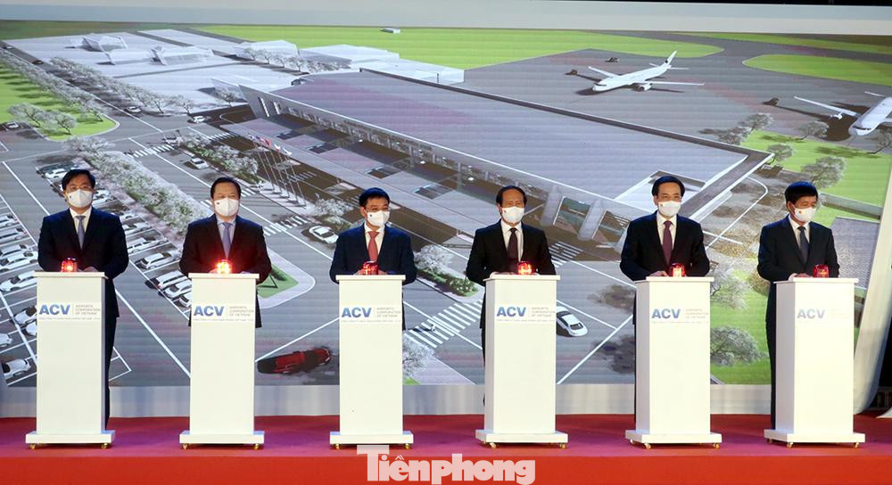 Phó Thủ tướng Lê Văn Thành cùng lãnh đạo các bộ ngành, địa phương bấm nút khởi công Dự án mở rộng sân bay Điện Biên để có thể khai thác được các loại máy bay A320/321 từ đầu năm 2023.