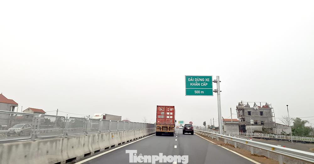 Cao tốc Cao Bồ - Mai Sơn chỉ có 2 làn xe mỗi chiều, không có làn dừng khẩn cấp, tốc độ khai thác chỉ 80km/h, sau 2 năm khai thác đã quá tải, giờ phải mở rộng với chi phí gấp đôi vốn đầu tư ban đầu (Ảnh: H.Việt).
