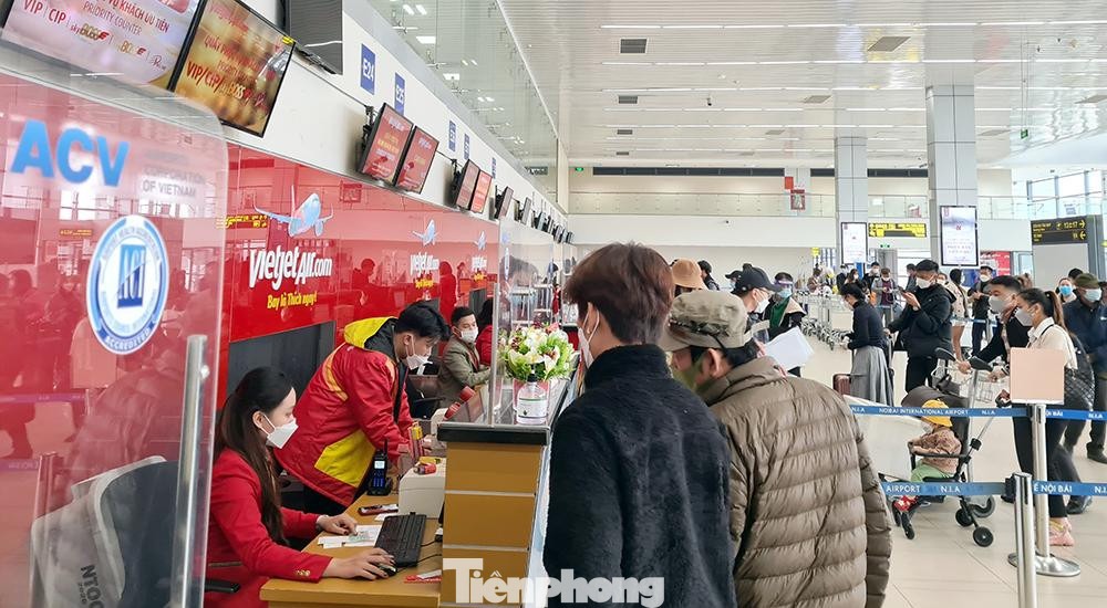 Lượng khách đi từ sân bay Nội Bài bắt đầu tăng mạnh những ngày giáp Tết, đặc biệt sau khi các điều kiện đi lại gần như được gỡ bỏ hoàn toàn.