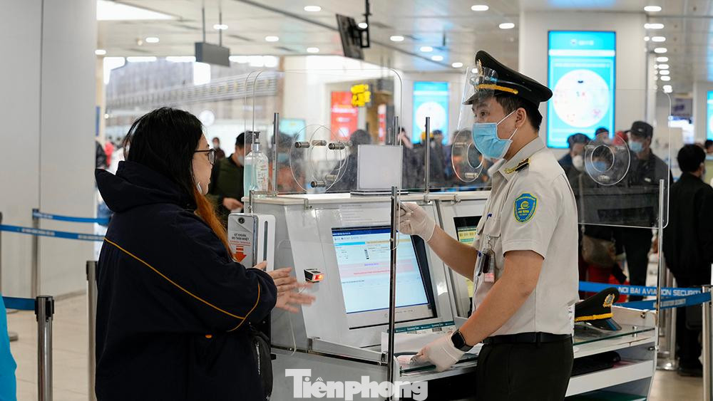 An ninh sân bay kiểm soát chặt chẽ thông tin hành khách, các điều kiện về khai báo y tế, chứng nhận vắc xin COVID-19.