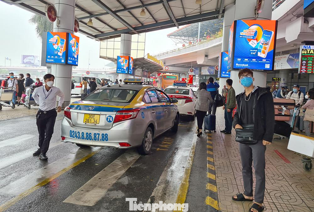 Lâu lắm rồi lực lượng taxi mới được dịp bận rộn phục vụ khách rời sân bay.
