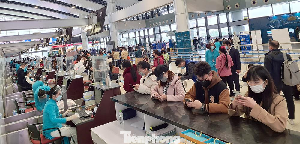 Nhiều hành khách chưa thực hiện khai báo y tế trước khi làm thủ tục lên máy bay được yêu cầu khai bổ sung trên ứng dụng PC-COVID-19 mới được làm thủ tục.