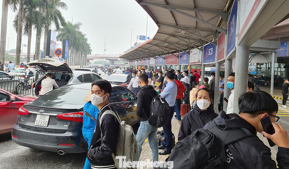 Khu vực ga hành khách tới và chờ xe rời sân bay Nội Bài những ngày này tấp nập người về đón Tết.