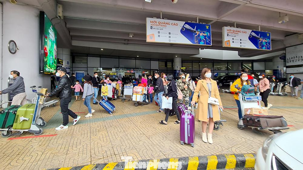 Tấp nập nhất là khu vực sảnh đến của sân bay Nội Bài, với lượng khách từ phía Nam về quê đón Tết tăng mạnh.