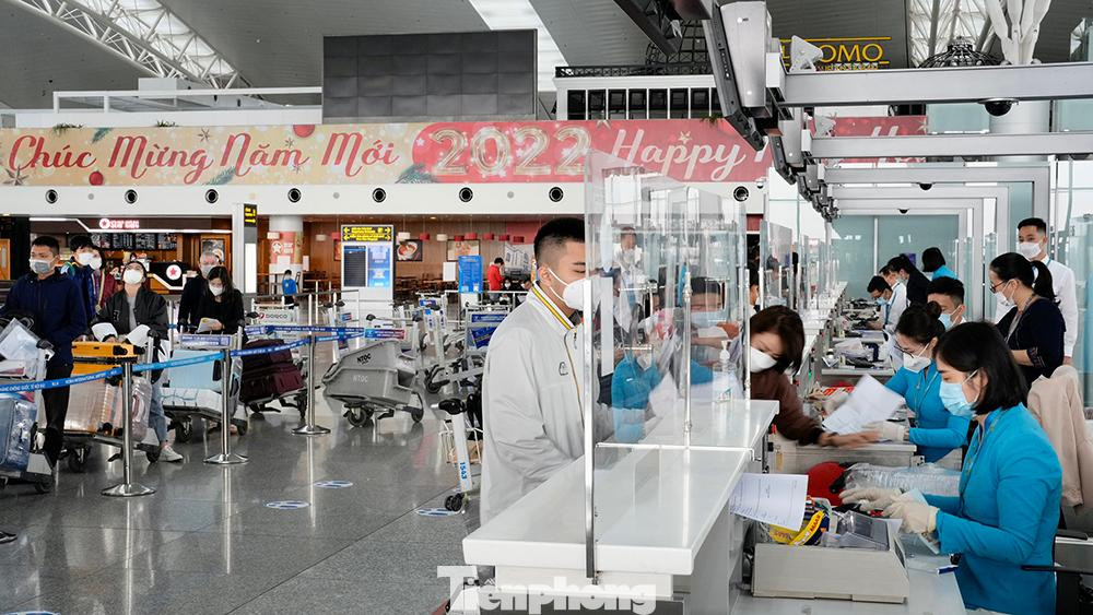 Khách làm thủ tục lên các chuyến bay quốc tế rời Việt Nam.