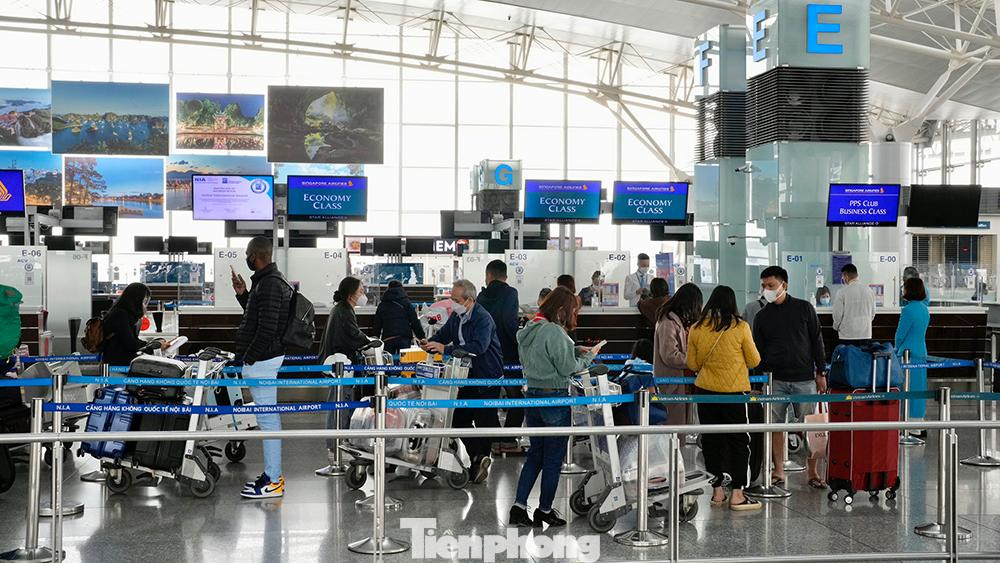 Khu vực nhà ga hành khách Quốc tế (T2) sân bay Nội Bài cũng tấp nập người đi lại sau khi một số đường bay quốc tế thường lệ được nối lại.