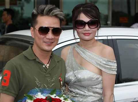 Nữ doanh nhân phố núi này nhanh chóng gia nhập làng giải trí bằng nickname Anna Nguyễn. Người đẹp tuổi 44 này cho biết, cô có mối quan hệ thân tình với Mr Đàm, Lý Nhã Kỳ và nhiều tên tuổi khác của giới giải trí một cách tình cờ trước đó.