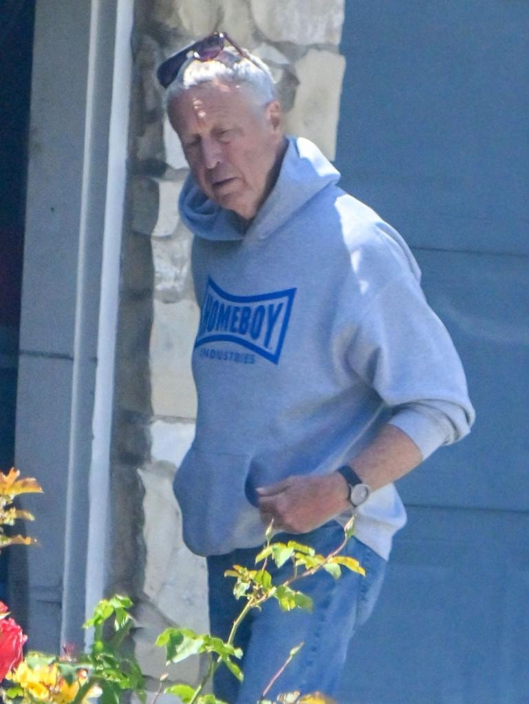 Cha mẹ của Allison Mack xuất hiện cùng con gái. Ảnh: MEGA.