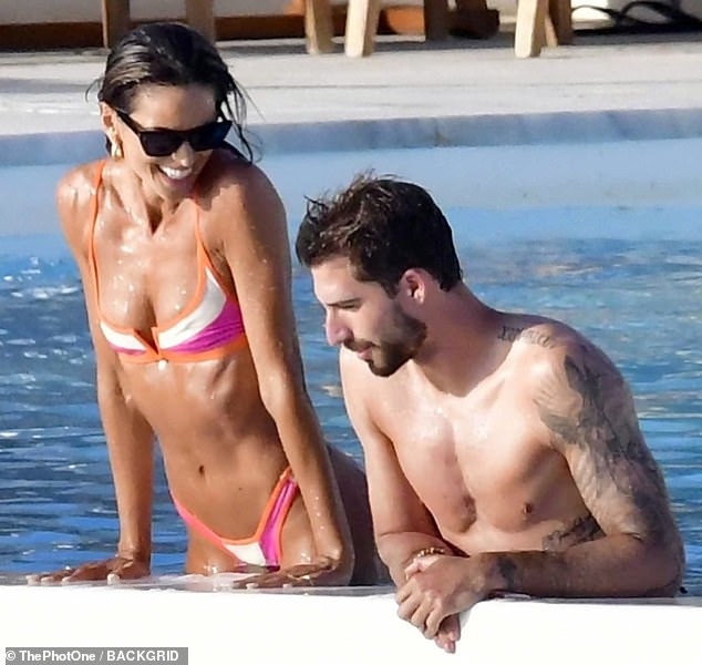 Ngày 7/7, cặp đôi lâu năm Izabel Goulart và Kevin Trapp được nhìn thấy tắm nắng bên hồ bơi ở đảo Mykonos, Hy Lạp. Nơi đây được mệnh danh là thiên đường đốt tiền của giới siêu giàu thế giới.