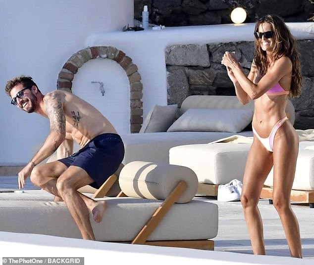 Izabel và Kevin đang trải qua kỳ nghỉ hè dài hơi và xa xỉ. Cuối tháng 6, họ cùng bạn bè tận hưởng bữa tiệc bikini trên du thuyền sang trọng ở Ibiza, Tây Ban Nha.