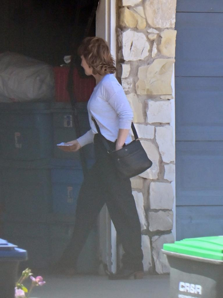 Allison Mack trông nhuận sắc hơn sau gần 2 năm ngồi tù. Ảnh: MEGA.