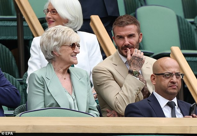 Ngày 5/7, David Beckham và mẹ ruột, bà Sandra Georgina West, đi xem trận đấu quần vợt giữa Jodie Burrage (Anh) và Daria Kasatkina (Nga) tại Giải Vô địch Wimbledon ở London (Anh). Ảnh: EPA.