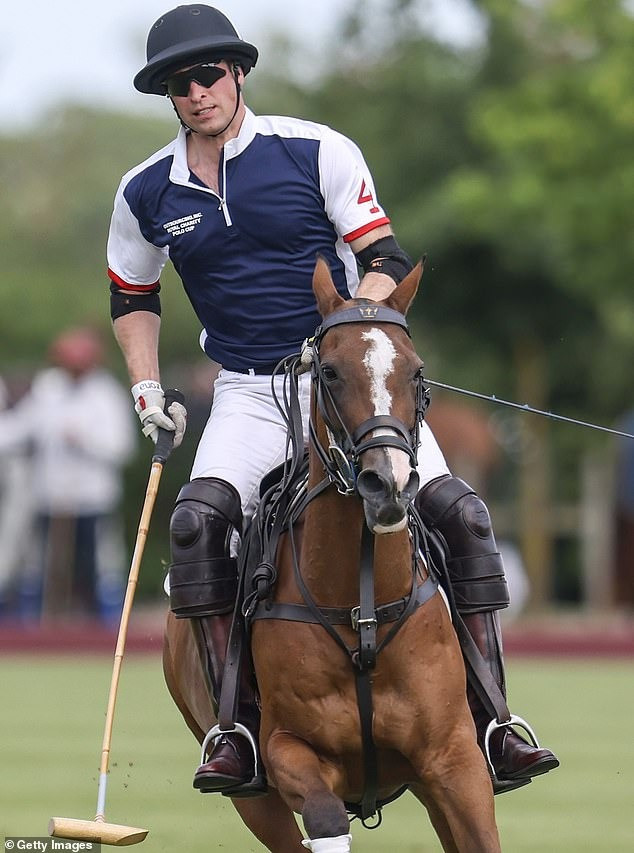 Hoàng tử William biết cưỡi ngựa từ nhỏ. Anh cũng có kinh nghiệm nhiều năm chơi môn thể thao quý tộc polo. Trước đây, khi chưa xa cách Hoàng tử Harry, anh thường cùng em trai tham gia các giải đấu từ thiện. Ảnh: Getty Images.