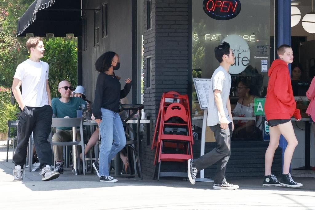 Knox thay đổi ngoại hình bất ngờ, cao lớn hơn hẳn các anh chị. Ảnh: BackGrid. Knox thay đổi ngoại hình bất ngờ, cao lớn hơn hẳn các anh chị. Ảnh: BackGrid.