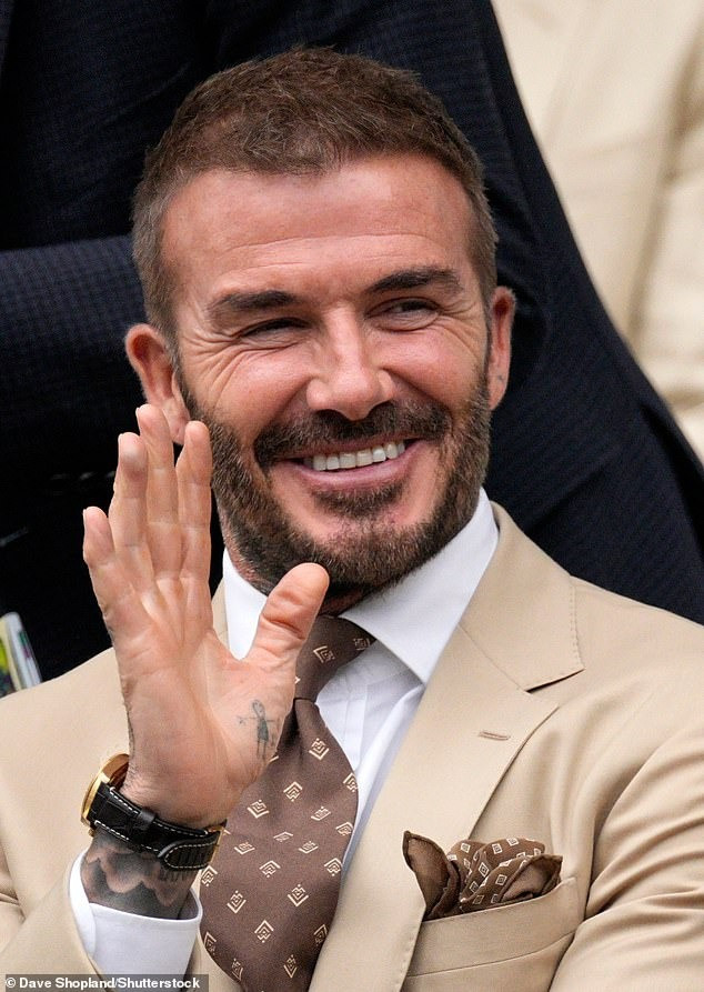 Ở tuổi 48, Beckham vẫn khiến nhiều fan nữ xao xuyến bởi vẻ ngoài nam tính, quyến rũ. Nhiều người đánh giá những nếp nhăn trên khuôn mặt càng khiến sức hấp dẫn của anh tăng lên. Khi đưa tay lên chào người hâm mộ, Beckham để lộ hình xăm ngộ nghĩnh trong lòng bàn tay phải. Hình xăm này là bằng chứng cho thấy anh rất cưng chiều con gái út, Harper Seven. Ảnh: Shutterstock.