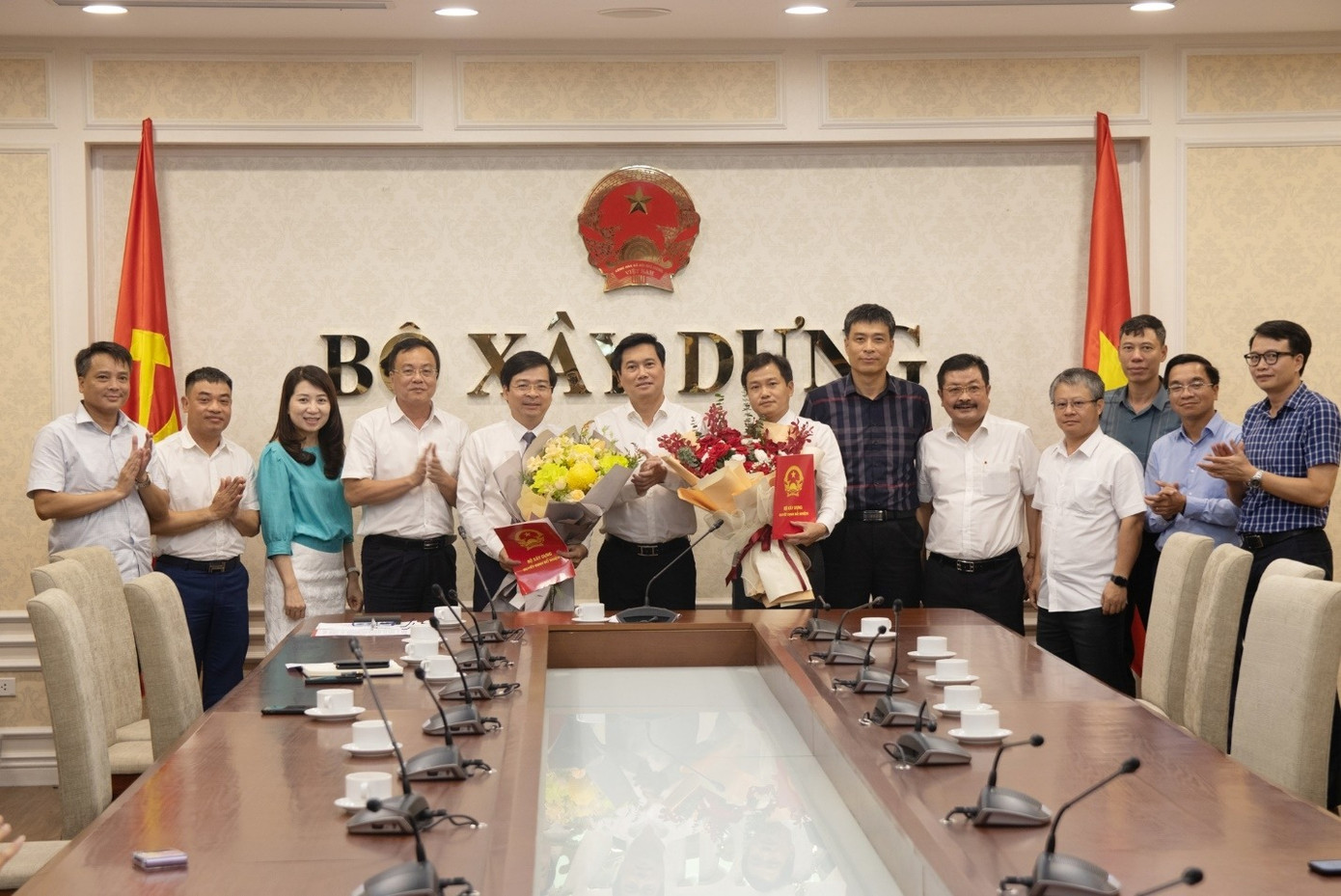 Thứ trưởng Nguyễn Tường Văn cùng tập thể ban lãnh đạo các Cục, Vụ của Bộ Xây dựng chúc mừng ông Hoàng Anh Tuấn và ông Nguyễn Việt Sơn. Ảnh: Báo Xây dựng. Thứ trưởng Nguyễn Tường Văn cùng tập thể ban lãnh đạo các Cục, Vụ của Bộ Xây dựng chúc mừng ông Hoàng Anh Tuấn và ông Nguyễn Việt Sơn. Ảnh: Báo Xây dựng.