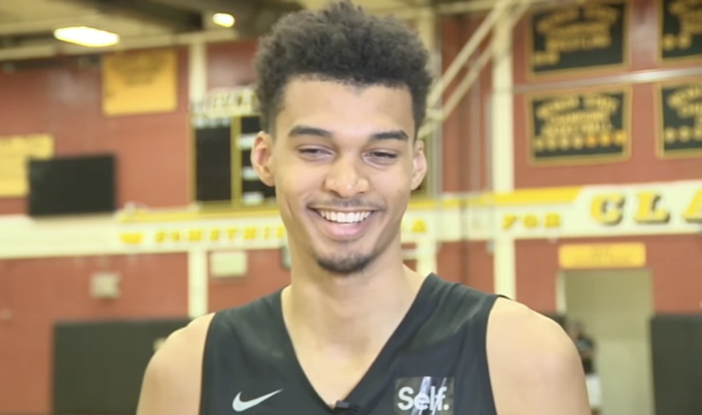 Victor Wembanyama vui vẻ kể lại vụ Britney Spears bị tát. Ảnh: ESPN.